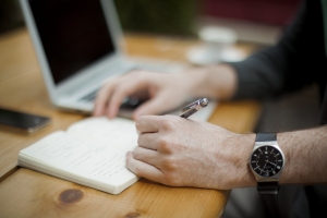 Left-handed_writing_with_wristwatch.jpg